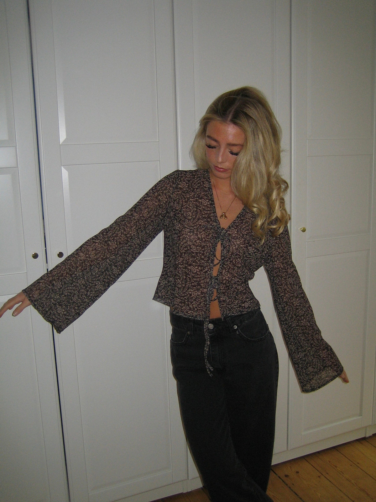 Kara blouse with tie detail – Brown