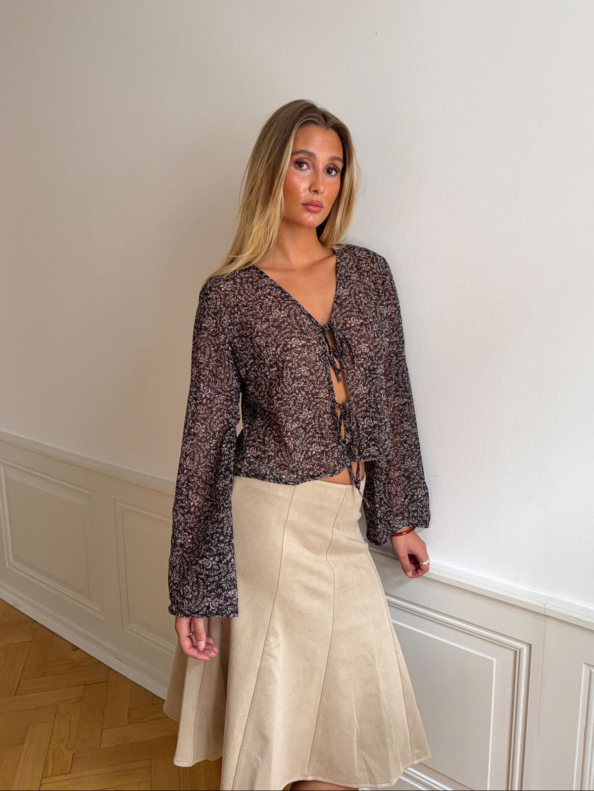Kara blouse with tie detail – Brown